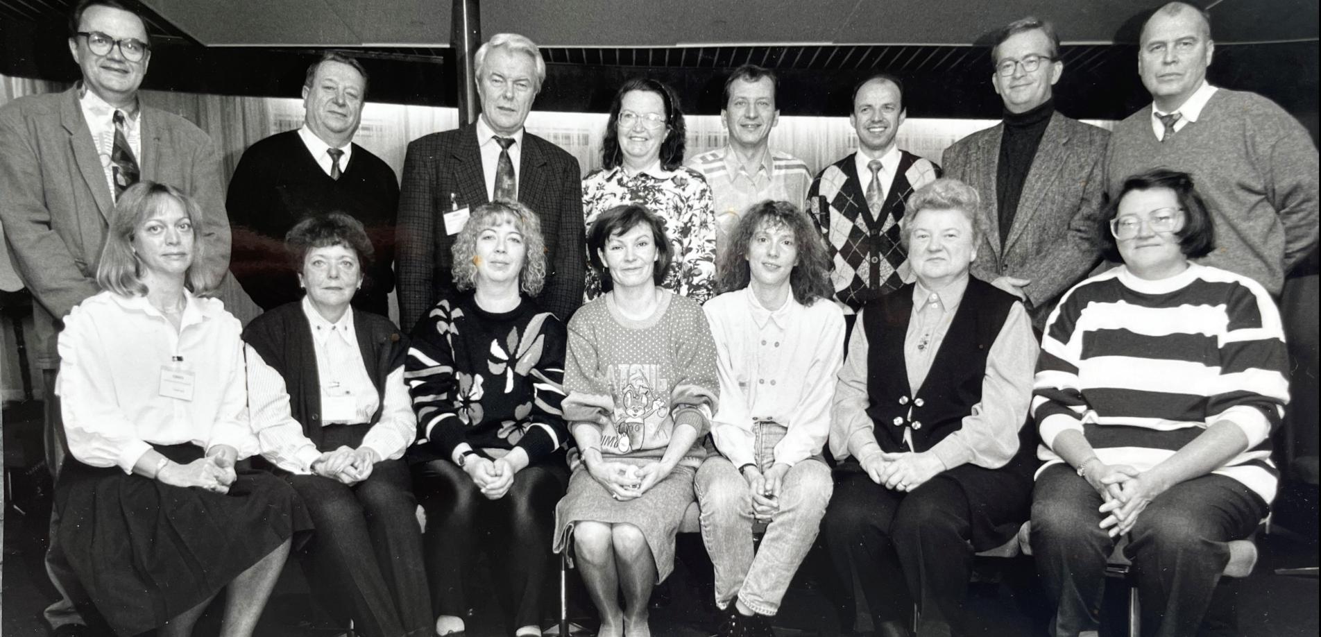 Das Bild zeigt ostdeutsche Mitarbeitende der „DAAD-Arbeitsstelle Berlin-Mitte“ (ASBM) mit dem westdeutschen Leiter des Büros (3. von links oben) auf einem Betriebsausflug in Rostock 1993. 