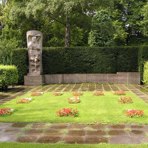 Berlin, Urnenfriedhof Seestraße, Gedenkstätte für die Opfer des 17. Juni 1953. Skulptur: Karl Wenke.