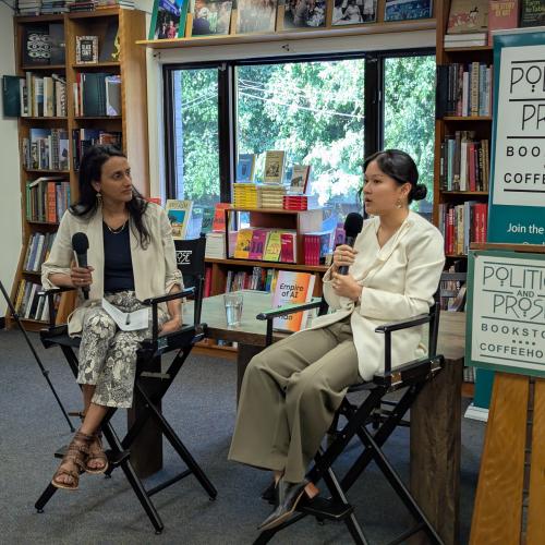 Karen Hao spricht über "Empire of AI Dreams and Nightmares in Sam Altman's OpenAI" bei Politics and Prose mit Bina Venkataraman.