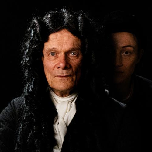 Der Unviersalgelehrte Gottfried Wilhelm Leibniz (Edgar Selge) soll von einer Künstlerin (Aenne Schwarz) porträtiert werden. (©️ Ella Knorz)