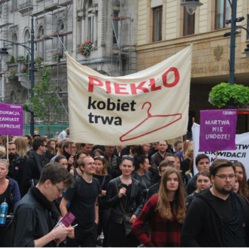 Proteste in Polen gegen Verschärfung des Abtreibungsgesetzes, „Die Hölle der Frauen“. Silar, CC BY-SA 4.0, via Wikimedia Commons.