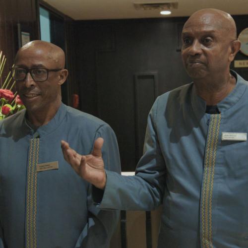 Zwei Hotelmitarbeiter vom Hilton in Addis Abeba im Interview mit Ruth Beckermann