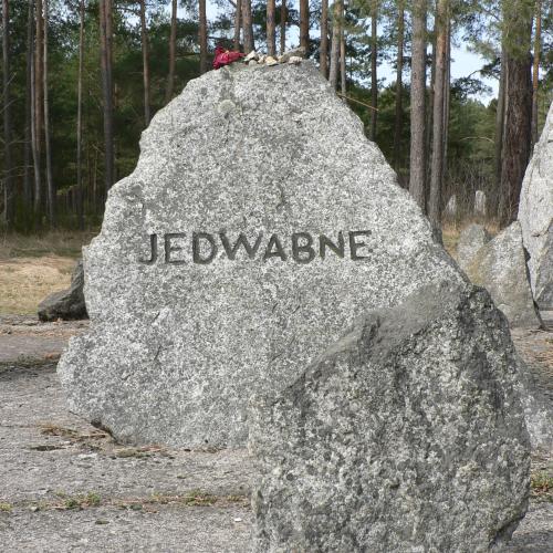 Stein mit der geschichtsverfälschenden Inschrift „Jedwabne“ auf dem Gelände des ehemaligen NS-Vernichtungslager Treblinka II. Es handelt sich um eine in Stein gemeißelte Lüge in puncto Täterschaft und den Tatort des Verbrechens. Die gesamte jüdische Gemeinschaft von Jedwabne wurde nicht von den Deutschen in Treblinka II ermordet. Foto: Katrin Stoll, 31. März 2022