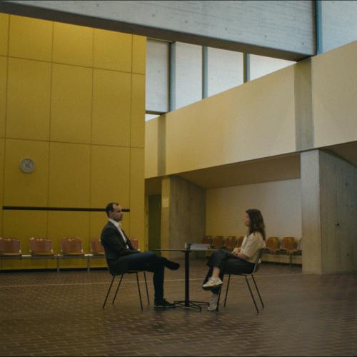 Gegenübersitzende Personen