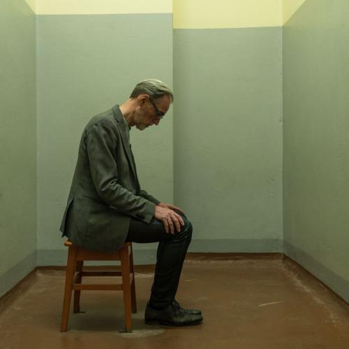 Protagonist Peter Keup im ehemaligen Stasigefängnis in Dresden