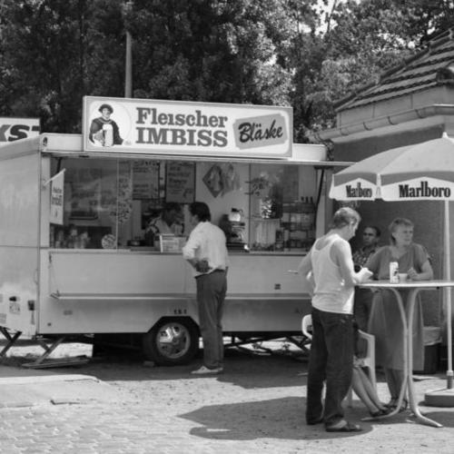 Menschen vor einem Imbisswagen