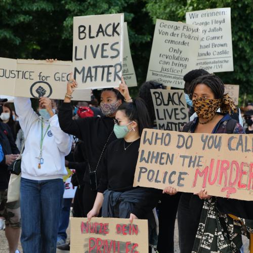 Kundgebung gegen Rassismus und Polizeigewalt an der Botschaft der USA in Berlin nach dem Mord an George Floyd durch einen Polizisten in den USA am 30. Mai 2020