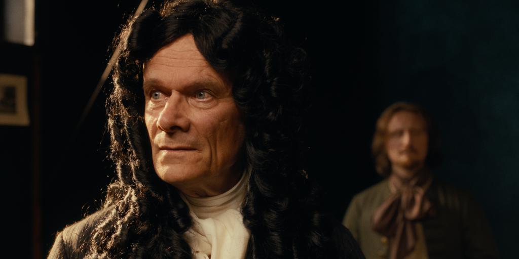 Leibniz (Edgar Selge) und Liebfried Cantor (Michael Kranz) im Hintergrund (© if... Productions, ERF Filmproduktion)