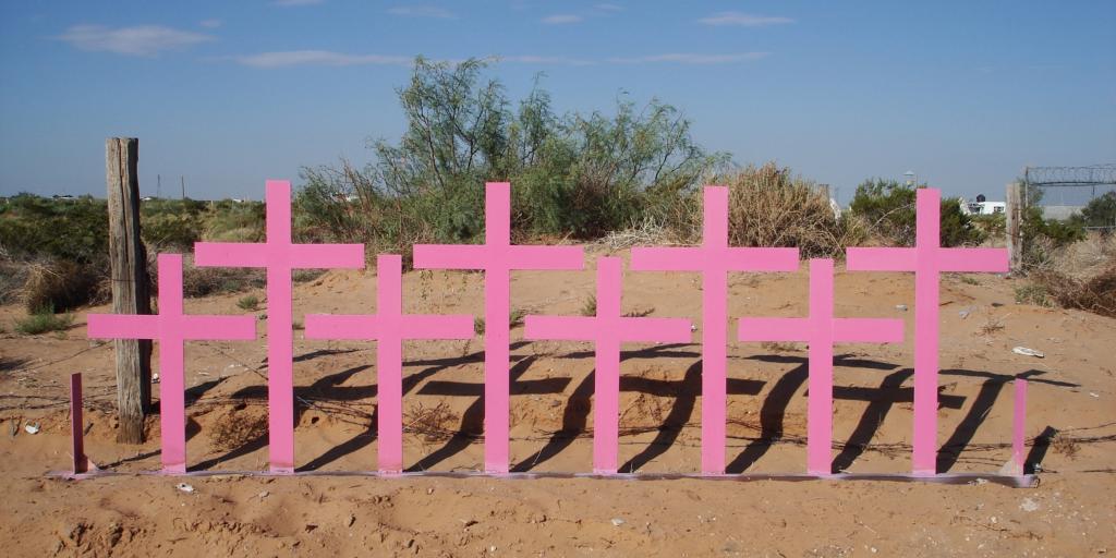 Kreuze an der Fundstelle von acht ermordeten Frauen in Lomas del Poleo, Ciudad Juárez (Mexiko). Foto: iose, 31.08.2007, via Wikimedia Commons.  