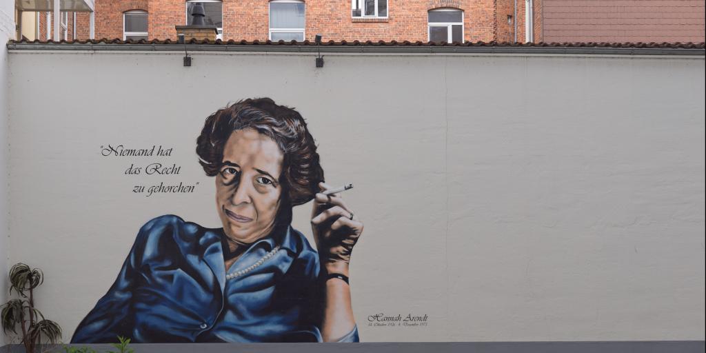 Hannah Arendt im Hof ihres Geburtshauses. Foto: Hannes Grobe (2024), CC BY-SA 4.0, Wikimedia Commons.