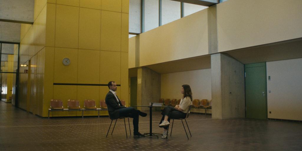 Gegenübersitzende Personen