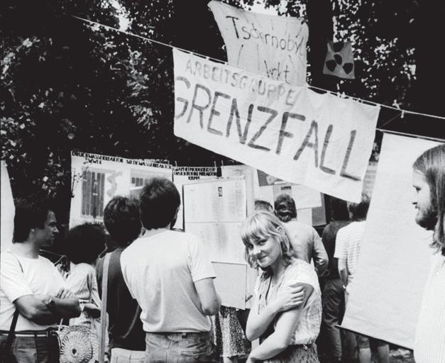 Ansicht einer Demo, eine junge Frau im Vordergrund