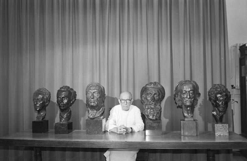 Arno Breker inmitten von Büsten