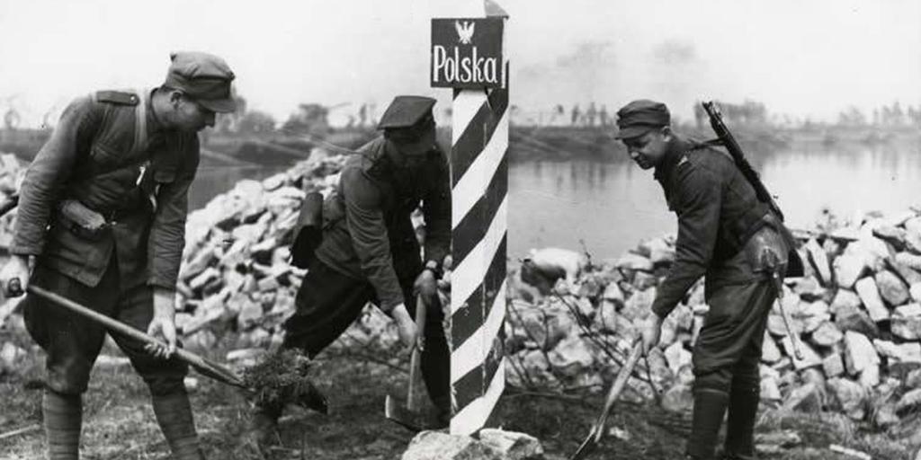 Drei Soldaten markieren 1945 die deutsch-polnische Grenze