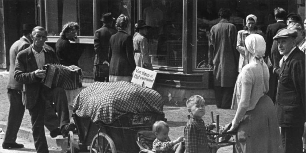 Geflüchtete in einer Einkaufsstraße, 1948