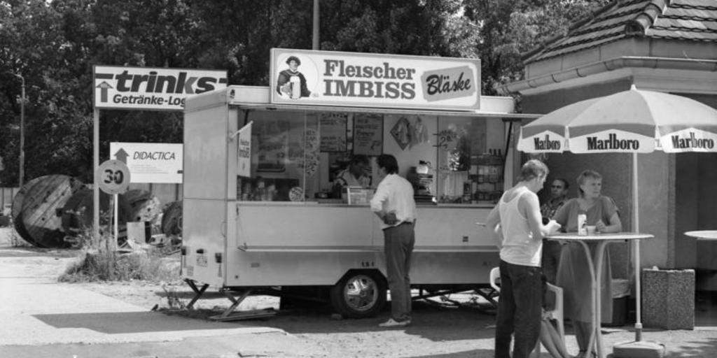 Menschen vor einem Imbisswagen