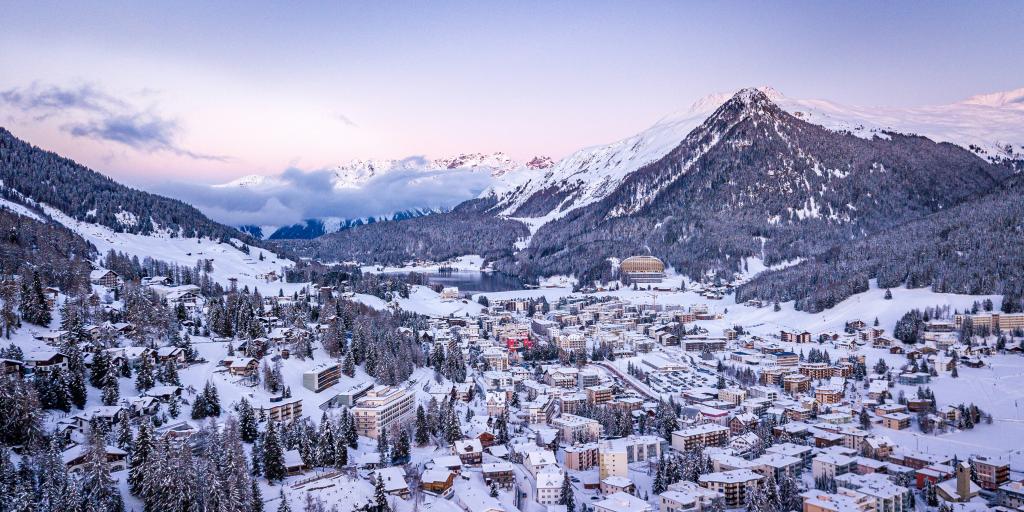 Bergpanorama, im Tale Davos