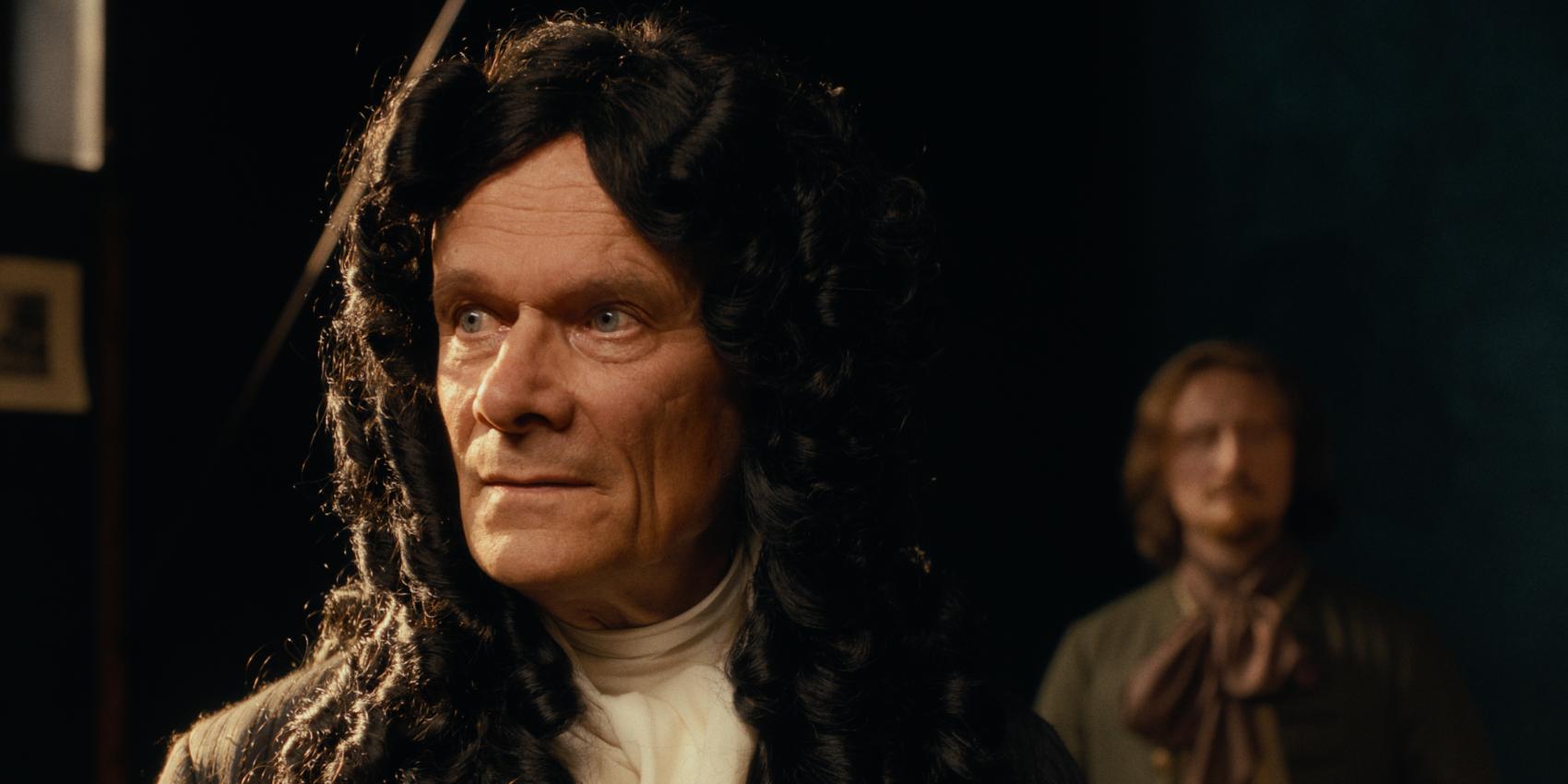 Leibniz (Edgar Selge) und Liebfried Cantor (Michael Kranz) im Hintergrund (© if... Productions, ERF Filmproduktion)