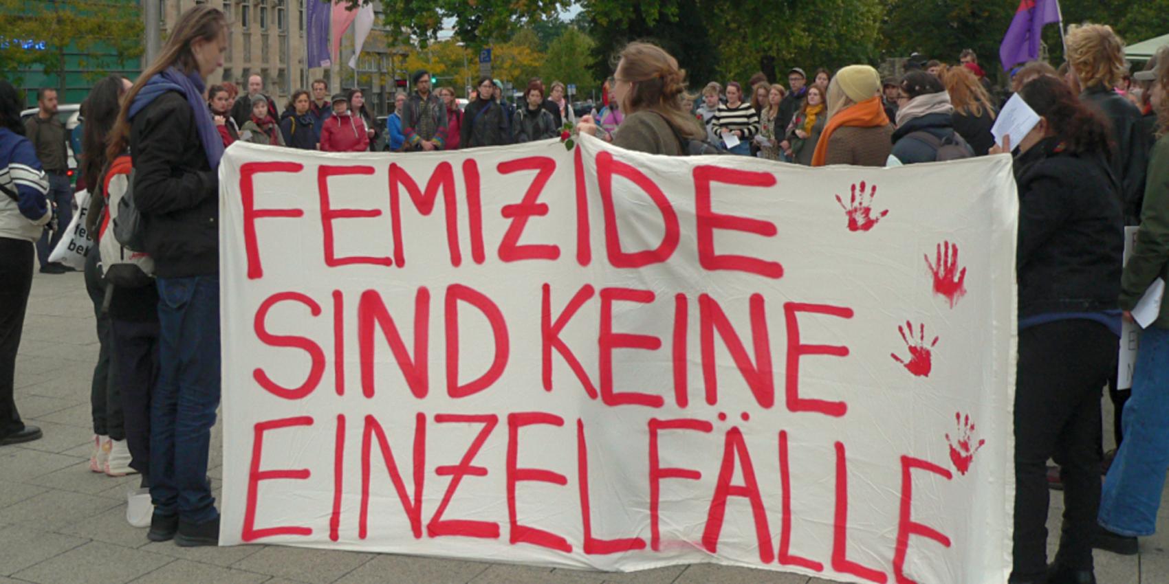 Gedenkveranstaltung auf dem Goseriedeplatz Hannover für eine in Burgdorf getötete 37-jährige