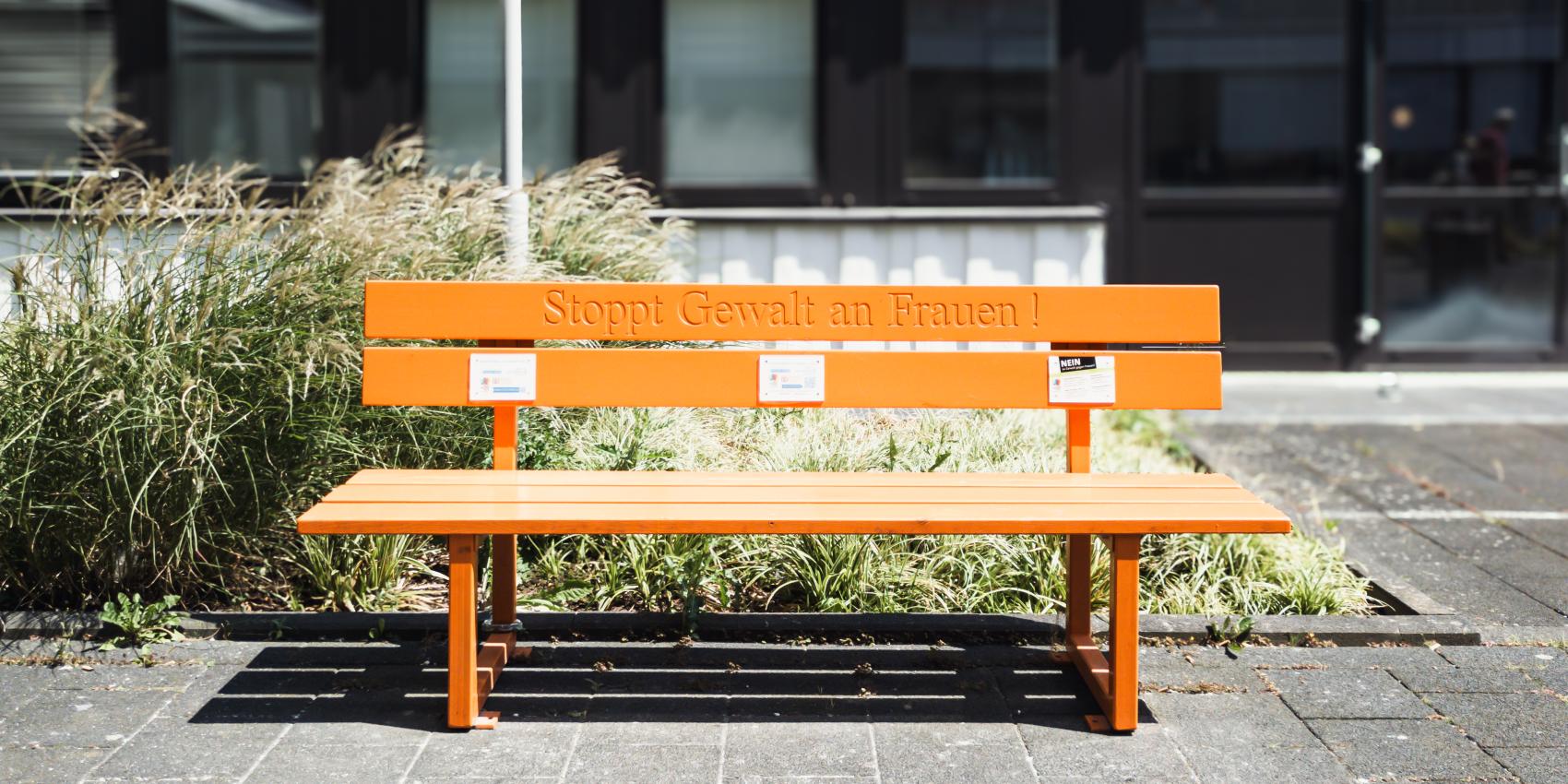„Orange Bank gegen Gewalt an Frauen“ vor dem Haupteingang des HELIOS-Klinikums Bonn/Rhein-Sieg. Foto: Elke Wetzig (Elya), 20.07.2024. Lizenz: CC BY-SA 4.0, via Wikimedia Commons.