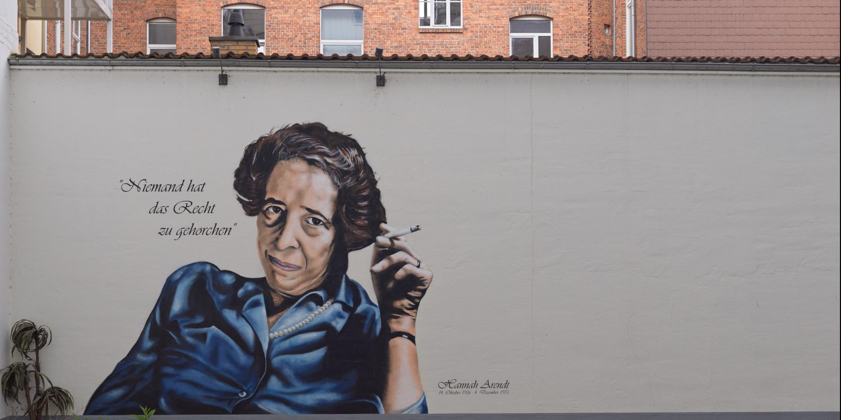 Hannah Arendt im Hof ihres Geburtshauses. Foto: Hannes Grobe (2024), CC BY-SA 4.0, Wikimedia Commons.