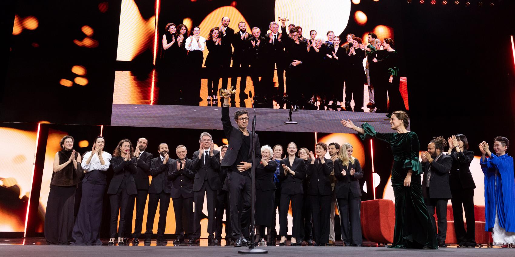 Die Gewinner des Goldenen Bären für den Besten Film 2026: Der Regisseur des Films "Gelbe Briefe", İlker Çatak, mit Produzent Ingo Fliess und dem ganzen Filmteam © Richard Hübner / Berlinale 2026