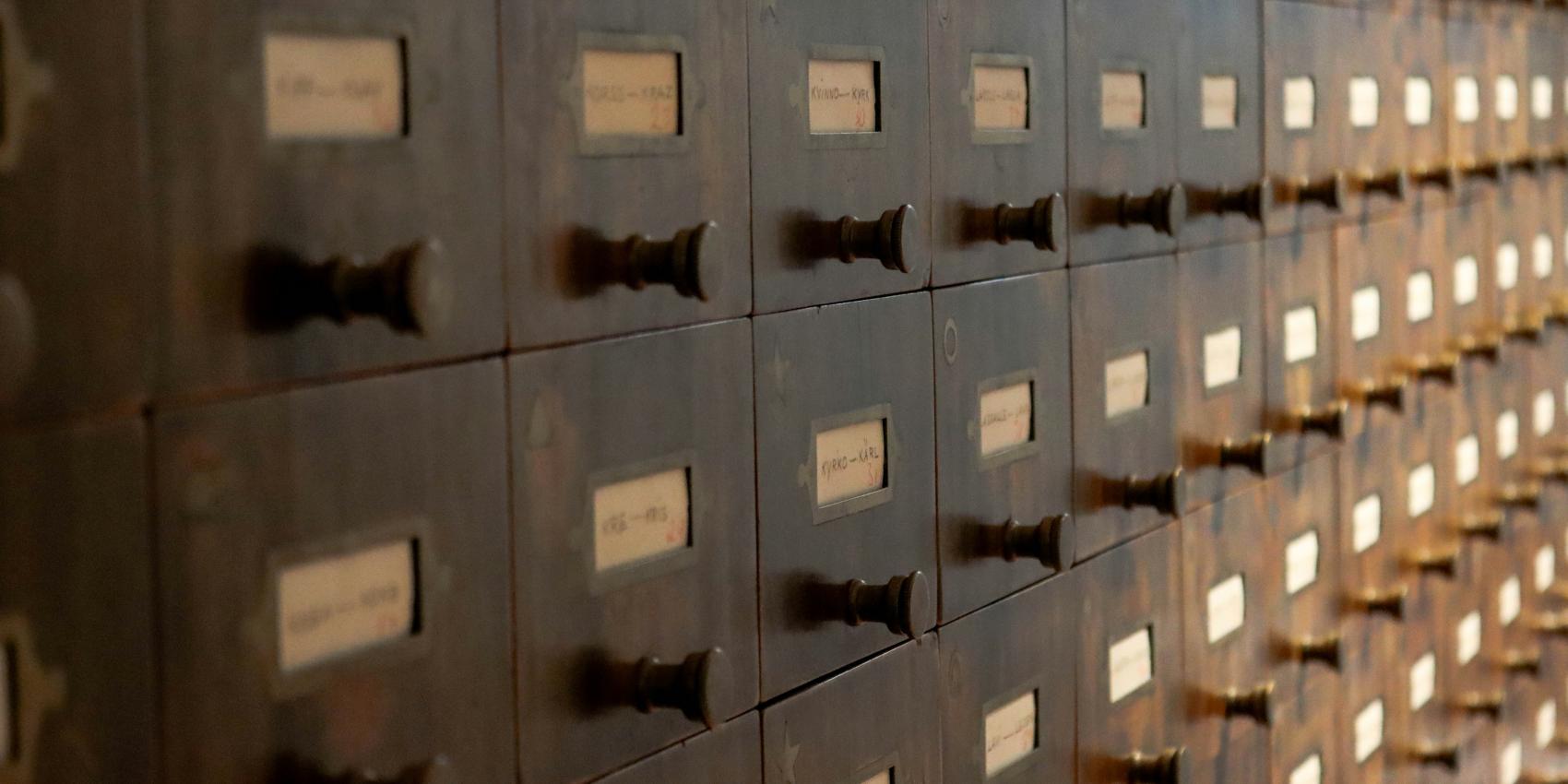 Aktenschrank mit Fächern