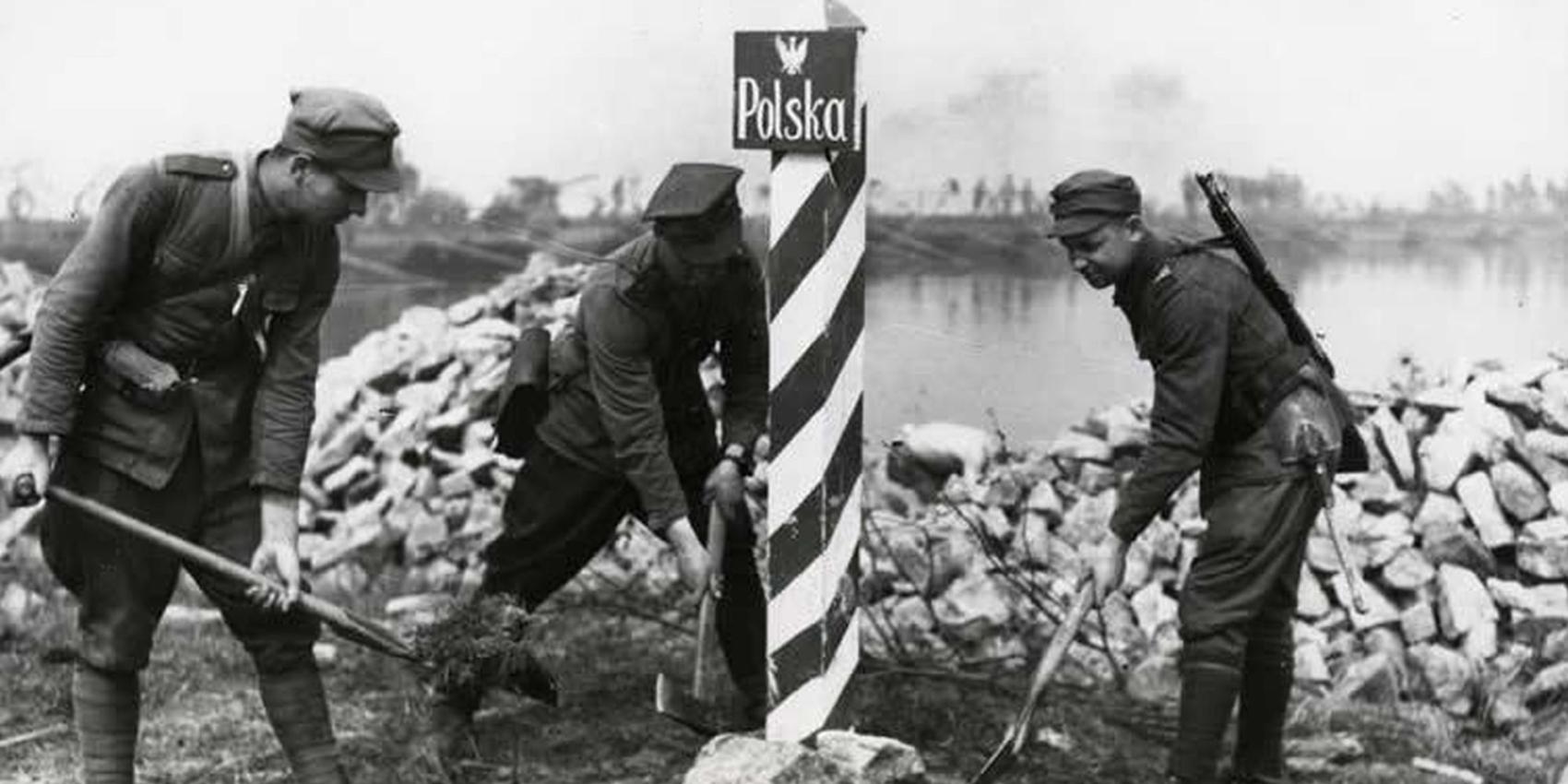 Drei Soldaten markieren 1945 die deutsch-polnische Grenze