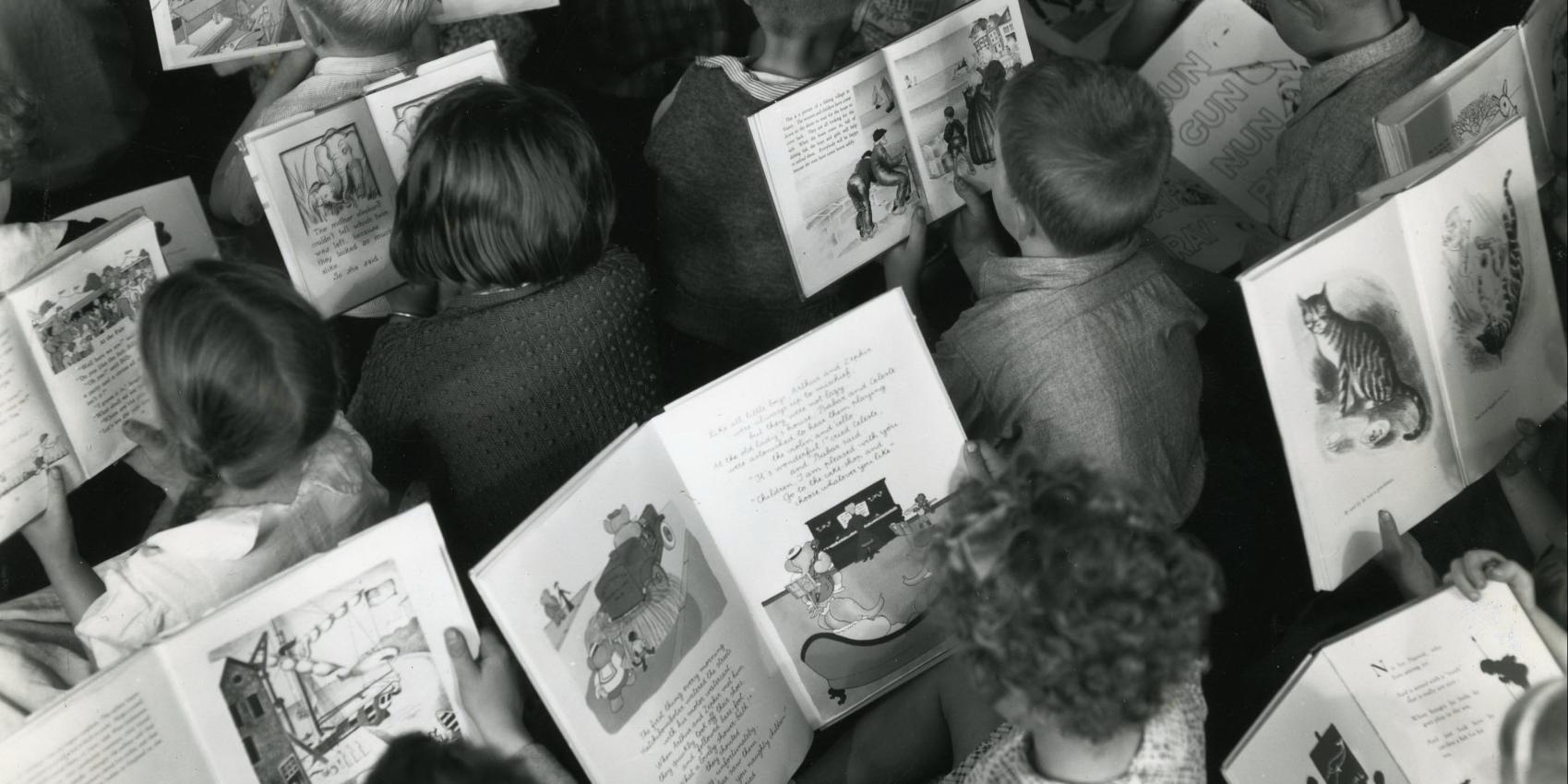 Kinder lesen Bücher