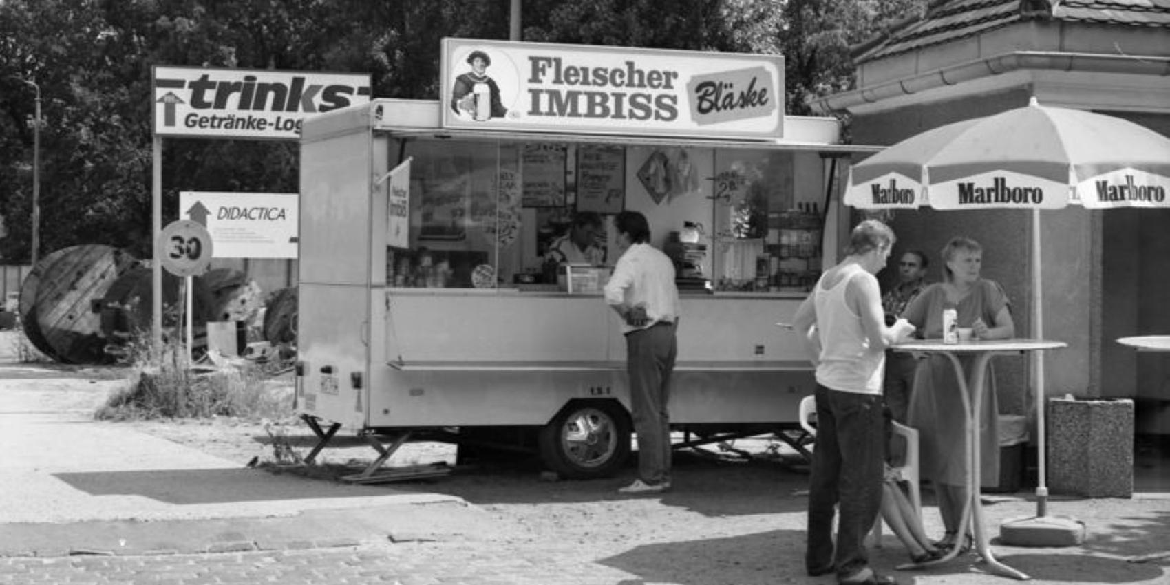 Menschen vor einem Imbisswagen