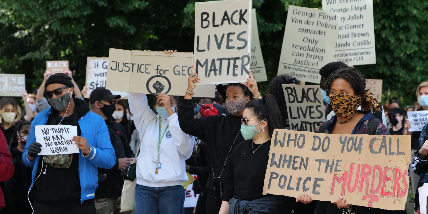 Kundgebung gegen Rassismus und Polizeigewalt an der Botschaft der USA in Berlin nach dem Mord an George Floyd durch einen Polizisten in den USA am 30. Mai 2020