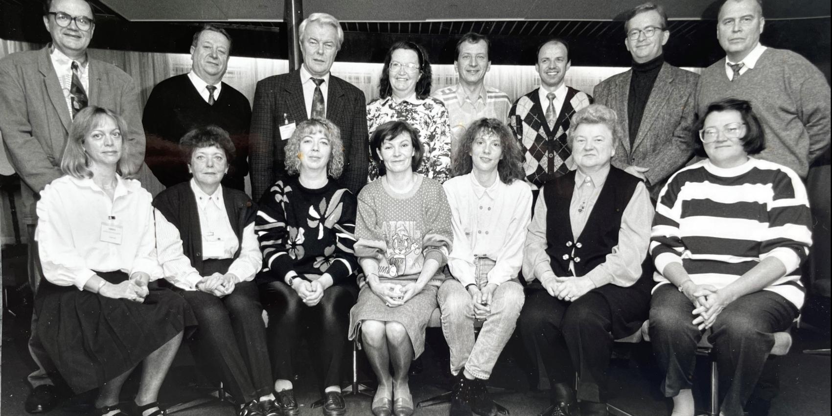 Das Bild zeigt ostdeutsche Mitarbeitende der „DAAD-Arbeitsstelle Berlin-Mitte“ (ASBM) mit dem westdeutschen Leiter des Büros (3. von links oben) auf einem Betriebsausflug in Rostock 1993. 