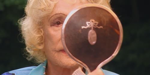 Leni Riefenstahl kontrolliert ihr Aussehen für die Aufzeichnung zur dreiteiligen Dokumentation „Speer und er“ von Regisseur Heinrich Breloer (1999) (© Bavaria Media)