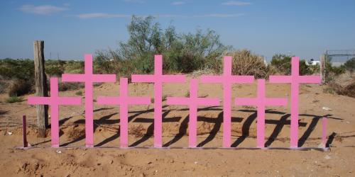 Kreuze an der Fundstelle von acht ermordeten Frauen in Lomas del Poleo, Ciudad Juárez (Mexiko). Foto: iose, 31.08.2007, via Wikimedia Commons.  