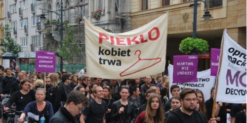 Proteste in Polen gegen Verschärfung des Abtreibungsgesetzes, „Die Hölle der Frauen“. Silar, CC BY-SA 4.0, via Wikimedia Commons.