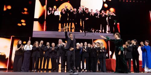 Die Gewinner des Goldenen Bären für den Besten Film 2026: Der Regisseur des Films "Gelbe Briefe", İlker Çatak, mit Produzent Ingo Fliess und dem ganzen Filmteam © Richard Hübner / Berlinale 2026