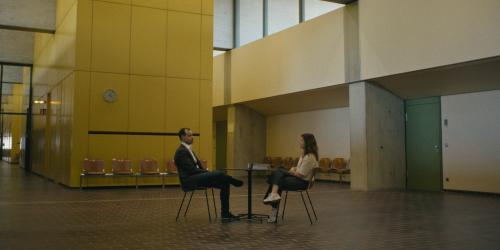 Gegenübersitzende Personen