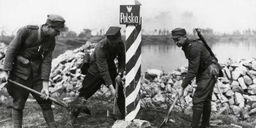 Drei Soldaten markieren 1945 die deutsch-polnische Grenze