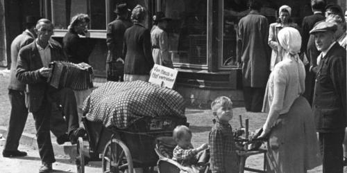 Geflüchtete in einer Einkaufsstraße, 1948