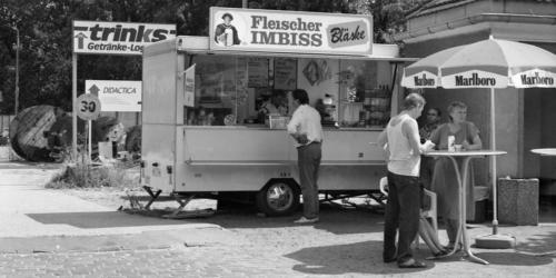 Menschen vor einem Imbisswagen