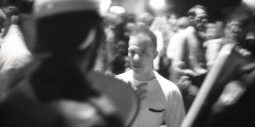 Ein rechter Jugendlicher auf Konfrontationskurs mit der Polizei während der rassistischen Ausschreitungen in Quedlinburg, September 1992.