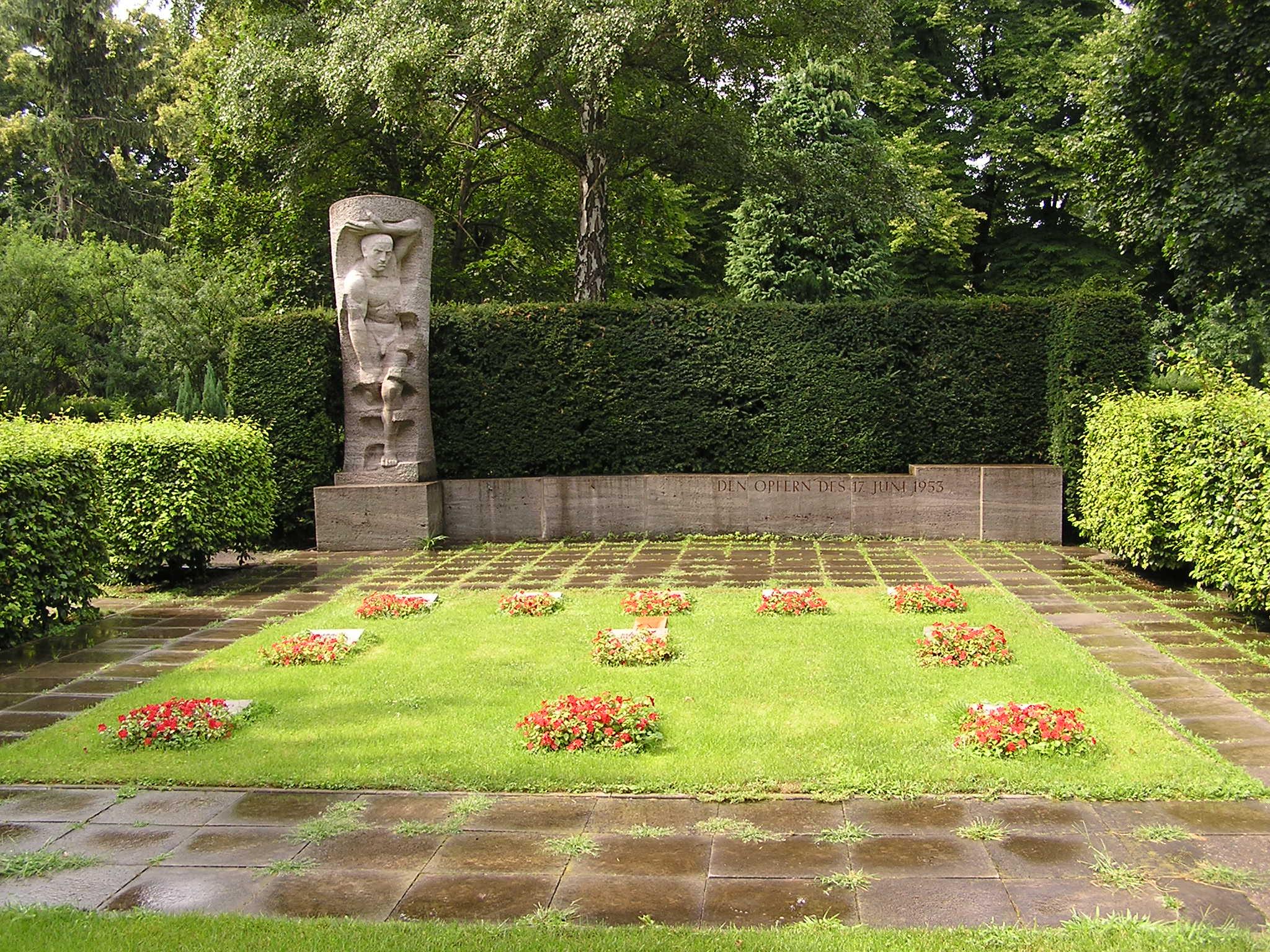 Berlin, Urnenfriedhof Seestraße, Gedenkstätte für die Opfer des 17. Juni 1953. Skulptur: Karl Wenke.
