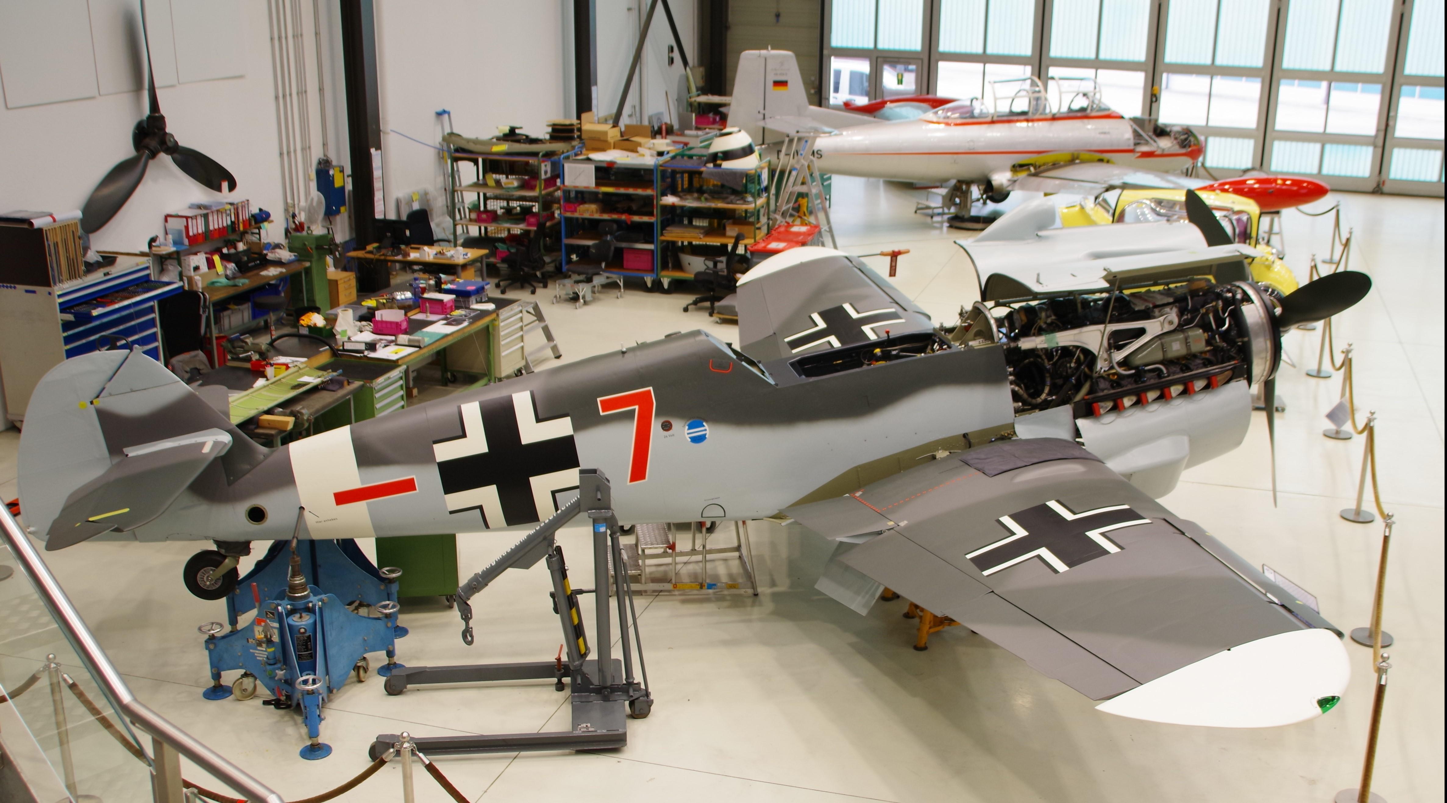 Ein Jagdflugzeug vom Typ Messerschmitt Me 109 im Flugmuseum Messerschmitt (2024)