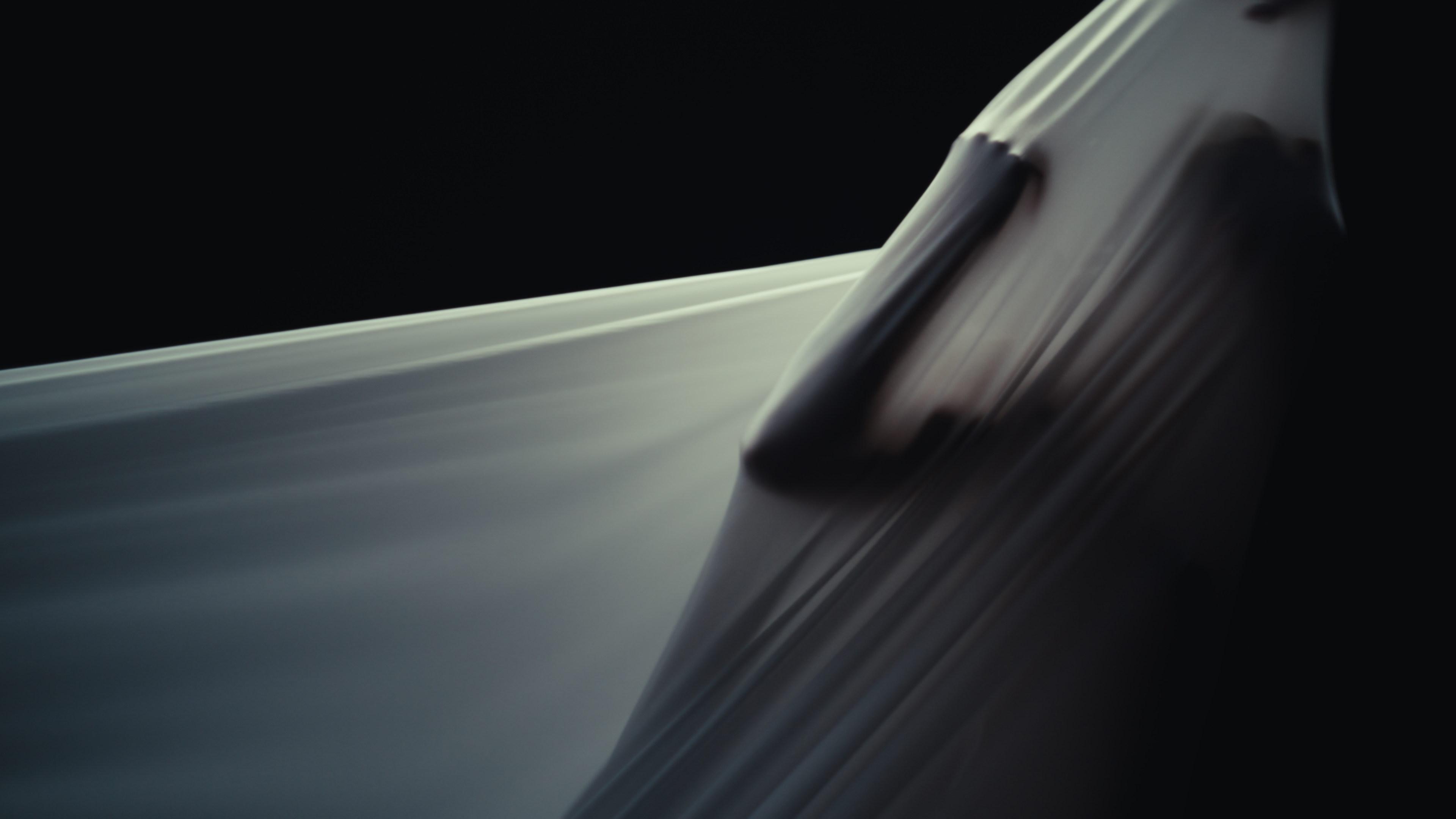 Performanceszene mit Tuch. Fassaden © Rotzfrech Cinema UG