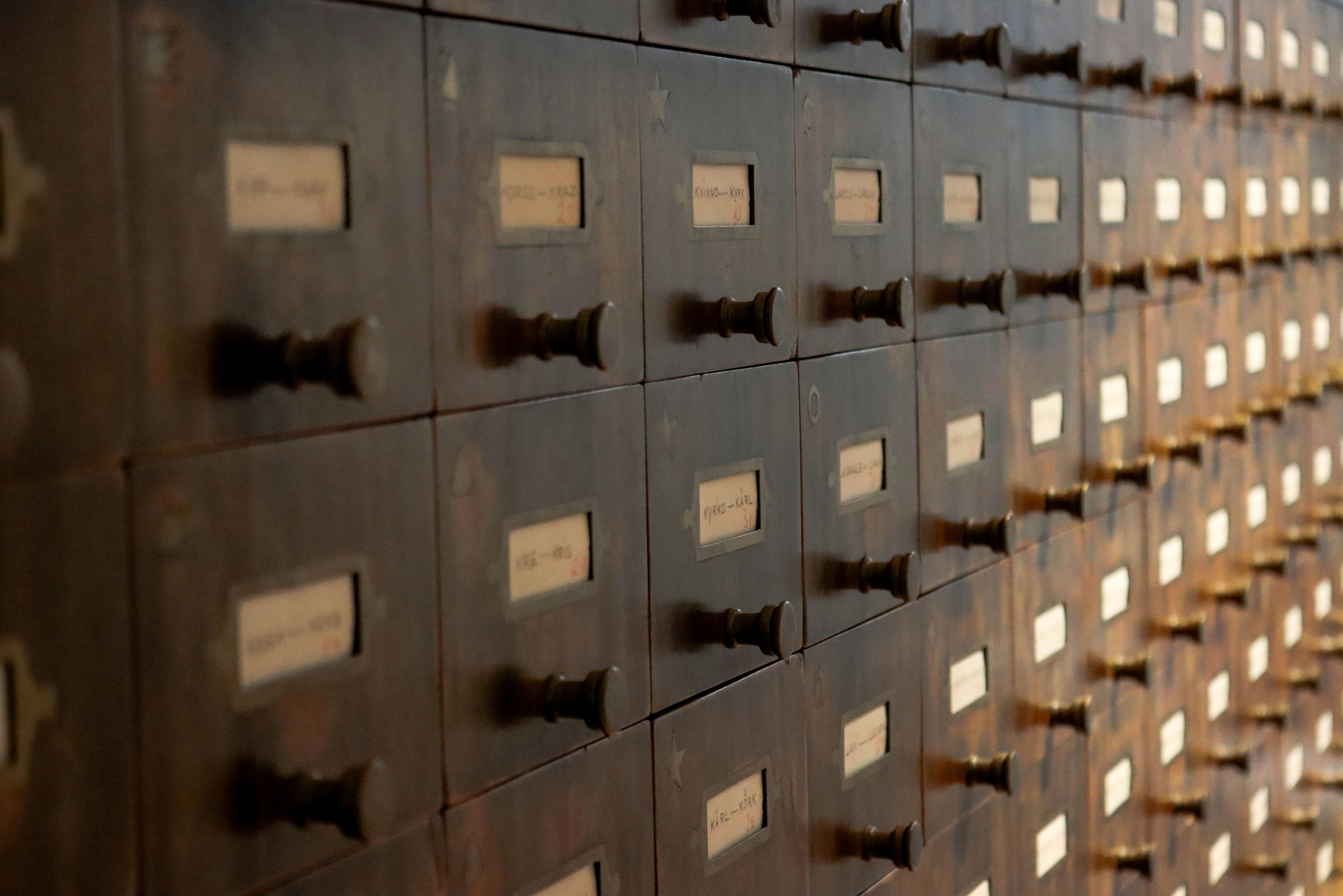 Aktenschrank mit Fächern