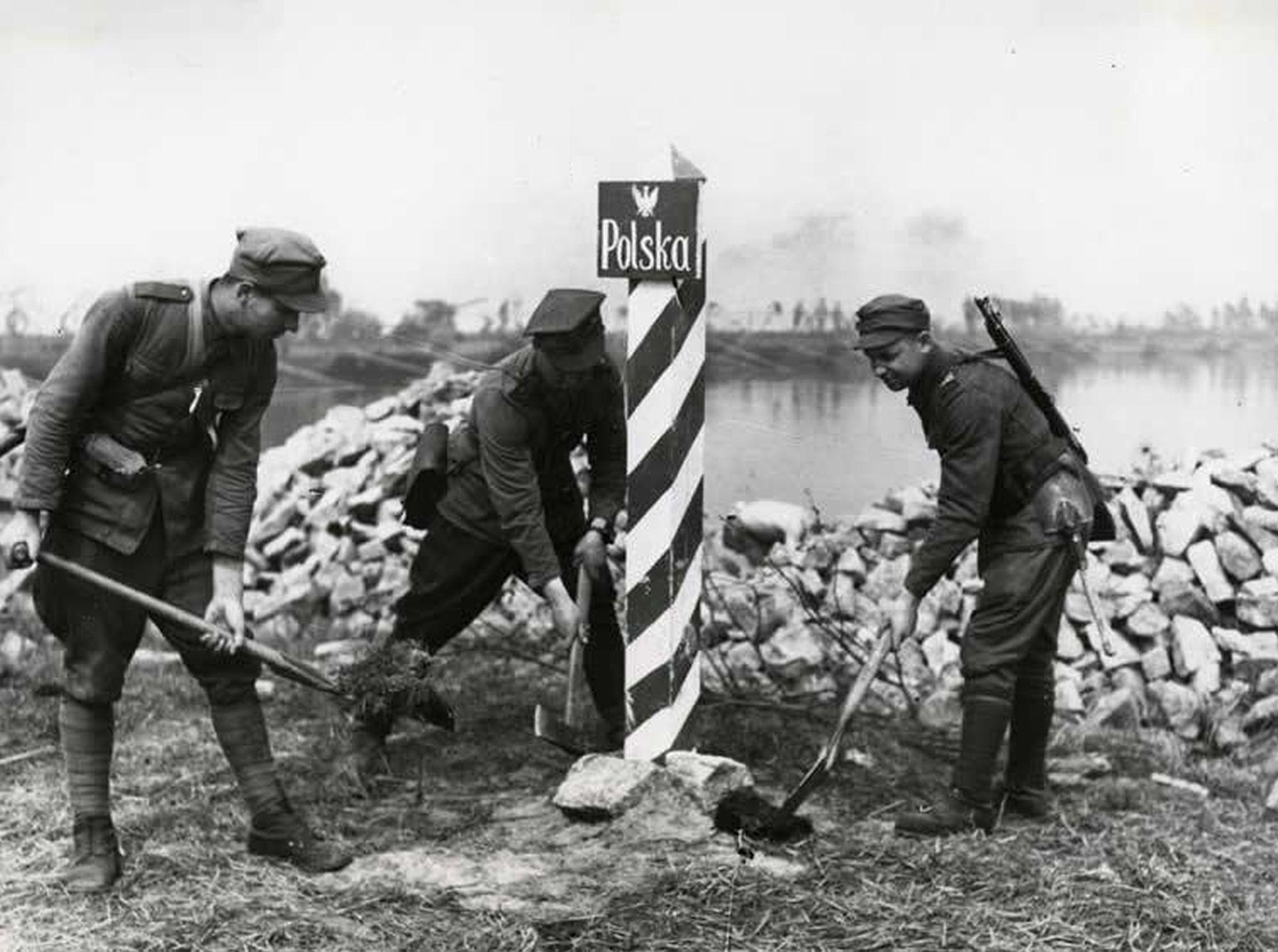 Drei Soldaten markieren 1945 die deutsch-polnische Grenze