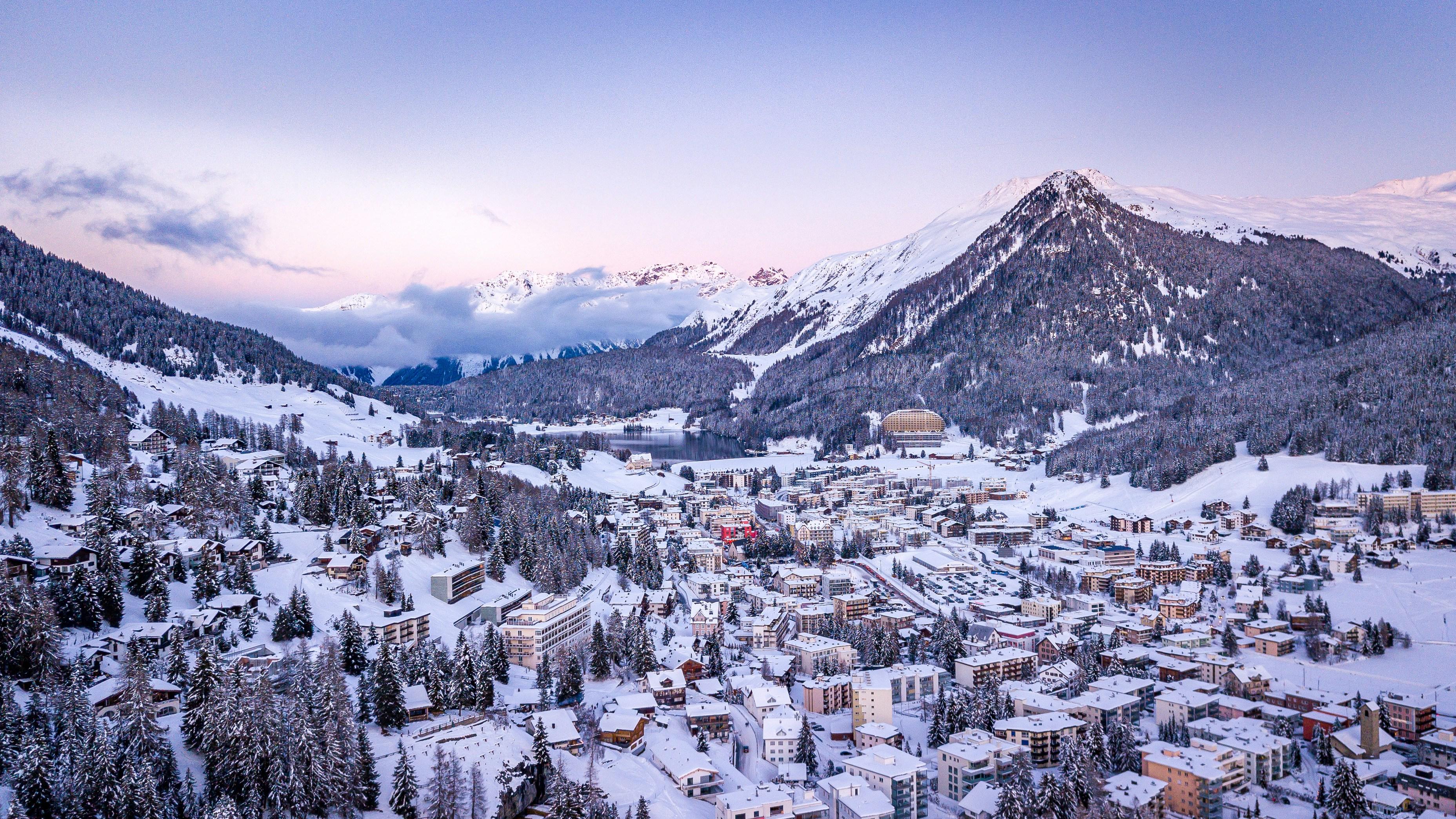 Bergpanorama, im Tale Davos