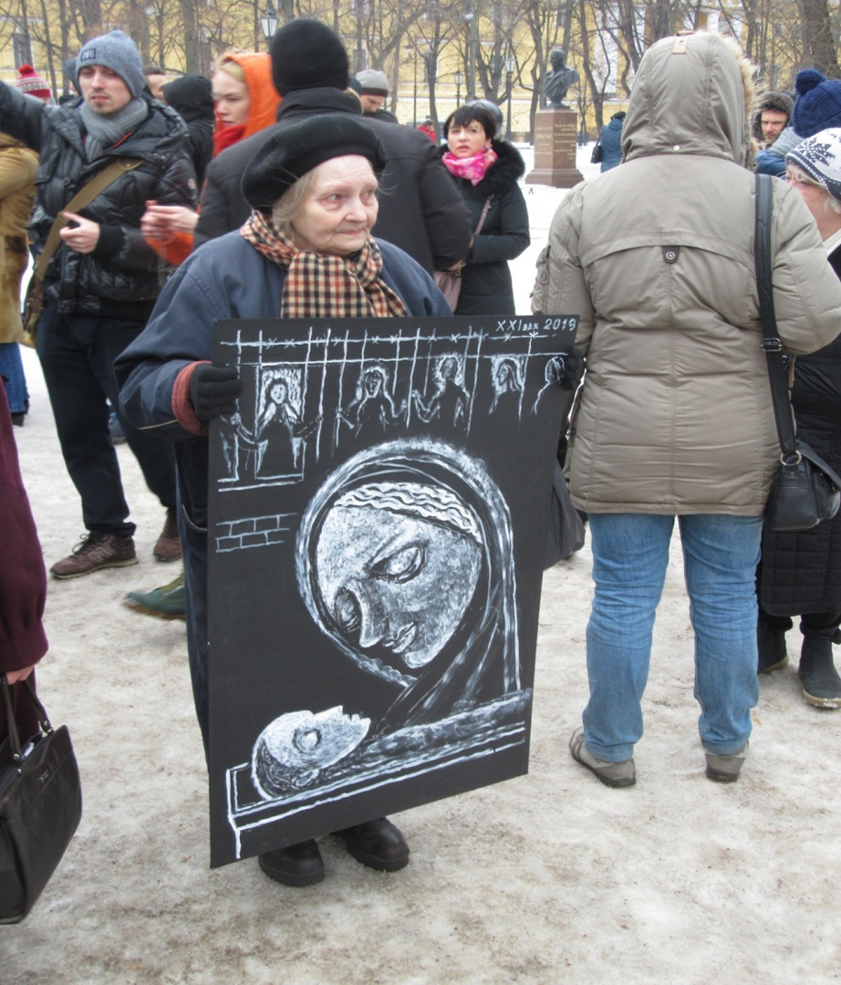 Elena Osipova mit ihrem Gemälde auf einer Demonstration in St. Petersburg, 2019.